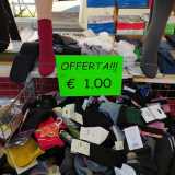 ...e cestoni traboccanti di calze e tessuti sfusi venduti a un euro o poco pi�